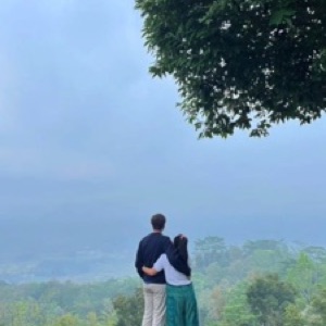 Depuis Yogyakarta, au centre de l'île de Java, on trouve à proximité le temple bouddhique de Borobudur, à l'ouest, et le temple hindouiste de Prambanan, à l'est..#Indonesia #temple #borobudur